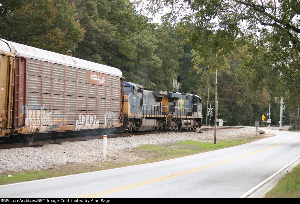 Southern Pacific autorack ETTX 905068 runs first behind CSX 5240 and 7709